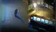 Cámaras captan el preciso momento del ataque a balazos contra bus "T" en Chorrillos: pasajeros se tiraron al suelo
