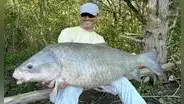 Hombre captura a uno de los peces de agua dulce más grande del mundo en el lago de Texas: "Es las pesca de mi vida"