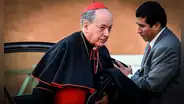 Cipriani sigue en Roma y participa de actividades previas al Cónclave con ropa de cardenal cuando lo tiene prohibido