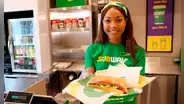 Famosa cadena de comida rápida reduce su presencia en EEUU: cierra más de 600 tiendas y deja cerca de 200 empleados sin trabajo este 2025