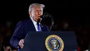 Donald Trump firmó un decreto para que se retire la financiación federal a las radiotelevisiones públicas PBS y NPR