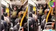 Dos agentes de la PNP abordan bus y explican que resguardarán el viaje: “Queremos que lleguen con tranquilidad”