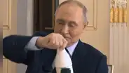 Putin sorprende a periodista al ofrecerle bebida y snacks en plena entrevista: "¿Es habitual que haga esto?"