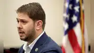 Aviso para inmigrantes en EEUU: senador demócrata ofrece visa de trabajo en respuesta a la oferta de US$1000 por autodeportarse de Trump