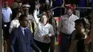 Estudiantes de Beca 18 abuchean a presidenta, pero seguridad los silencia: "Fuera, Dina"