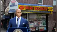 Eric Adams invierte US$1.6 millones para instalar botones de pánico en bodegas de Nueva York y combatir la delincuencia