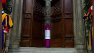 "Extra Omnes": significado de la frase con la que se cerraron las puertas del cónclave