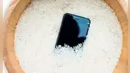 ¿Se mojó tu teléfono? Técnico de celulares revela por qué es un error meterlo en arroz y cargarlo después