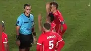 Christian Cueva 'explotó' contra el árbitro tras derrota de Cienciano: se le fue encima y vio la amarilla