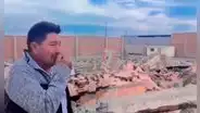 Peruano llora desconsolado al ver que sus hijas derrumbaron su casa por no darles su herencia: “Cuánto daño me han hecho, pero Dios es grande”