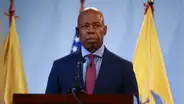 Malas noticias para los inmigrantes en Nueva York: Eric Adams anuncia cierre de centro de ayuda por este motivo