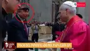 Cónsul adjunto del Perú en Roma recibe críticas al saludar al papa León XIV con lentes en la frente