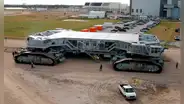 El monstruo de 3.000 toneladas que utiliza 625 litros de diésel para recorrer solo 1 km: un camión que mueve cohetes a 5 km por hora