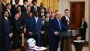Donald Trump recibe en la Casa Blanca a los Florida Gators, campeones del básquet NCAA: "¿Creyeron que iban a ganar?"