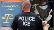 Más redadas de inmigración en EEUU: gobernadora elimina protecciones a inmigrantes y exige colaborar con ICE al firmar 2 nuevas leyes