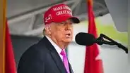 Trump llama "delincuentes" y "enfermos mentales" a inmigrantes y espera que tribunales le dejen continuar con deportaciones en EEUU
