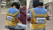 Motociclista improvisa chaleco con bolsa de plástico y usuarios se percatan de detalle en la placa: “No coincide”