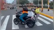 Con el chaleco exigido por el MTC: motorizado asalta a madre de familia en Cercado de Lima