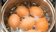 ¿Por qué es importante hervir el huevo con vinagre? Descubre los beneficios de este sencillo truco de cocina