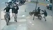 ¡Increíble! Joven se sube a la moto de ladrón y recupera su celular en SJL segundos después del robo