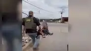 Agente de ICE es captado saltando de un carro para arrestar a 5 inmigrantes al lado de la carretera en esta ciudad de EEUU