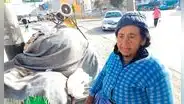 Adulta mayor duerme en las calles tras ser desalojada por su hija de su casa y pide ayuda para viajar a Puno