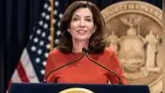 La ley que firmó Kathy Hochul impactará positivamente en trabajadores de supermercados en Nueva York este 2025