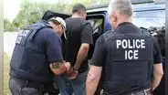 Malas noticias para inmigrantes en EEUU: gobernador de este estado exige a la policía colaborar con ICE para transportar indocumentados