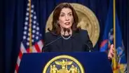 Kathy Hochul toma radical decisión en Nueva York: nueva medida podría impactar en padres e hijos después del verano