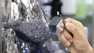 Científicos chinos implantan retina con mineral raro que permite ver en la oscuridad y podría curar la ceguera total