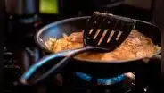 Estos son los utensilios de cocina que liberan millones de microplásticos y contaminan los alimentos
