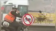 Motociclistas usan puente peatonal pese a prohibición y presencia de cámaras en Puente Piedra