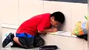 Captan a niño realizando su tarea en plena calle de Chincha, mientras su mamá trabaja como vendedora en semáforos