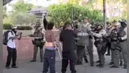 Reportero que cubría protestas contra ICE en Los Ángeles es alcanzado por una bala no letal: “¡Jesús, me acabas de pegar!