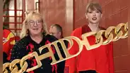 ¿Mamá de Travis Kelce usó una pulsera de Taylor Swift en The Traitors? Esto es lo que se sabe