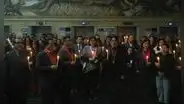 ¡Con velas blancas! Delia Espinoza realiza vigilia en la Fiscalía como rechazo a Patricia Benavides