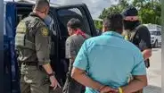 Redadas del ICE en EEUU: más de 80 inmigrantes indocumentados arrestados en un centro de trabajo de Luisiana