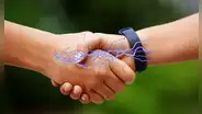 ¿Por qué sentimos corriente eléctrica al tocar a alguien? Esto dice la ciencia sobre ese fenómeno