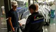 Detienen a policía del aeropuerto de Madrid-Barajas por cobrar a extranjeros para entrar a España: llegaba a juntar 100 euros por persona