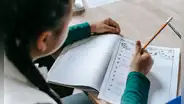 ¿Cuáles son los cursos obligatorios en educación primaria en el Perú?