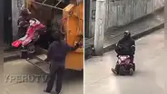 Captan a trabajador en Piura jugando con carrito que encontró en la basura y conmueve en redes: "Tiene a su niño interior"