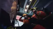 Bombero se ve obligado a trabajar con su bebé en brazos para cubrir turno a último minuto: "Me dijeron que me buscara la vida"
