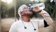 Beber agua no es la opción más efectiva para hidratarse, según un estudio: estas bebidas funcionan mejor
