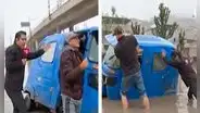 Reportero ayuda a empujar mototaxi a chofer durante transmisión en vivo tras quedar hundido en medio de aniego en Villa El Salvador