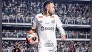 Hombre roba balón autografiado por Neymar y le dan 17 años de cárcel cuando va a devolverlo