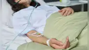 Mujer británica presenta hinchazón en el abdomen, creyó que era premenopausia, pero era cáncer: murió meses después