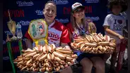 El 'Tiburón' Joey Chestnut regresa al concurso de comer hot dogs de Nathan's en 2025: así queda la tabla