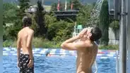 Piscina en Suiza restringe acceso a ciudadanos franceses por comportamientos inapropiados y saturación