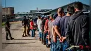 ICE y DHS arrestan a 12 inmigrantes de América Latina en un mercado de mariscos: esta ley en Texas respalda operativos
