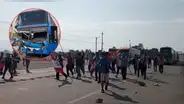 Panamericana Sur bloqueada: protesta de mineros deja vehículos varados y pasajeros heridos por ataque a buses en Ica